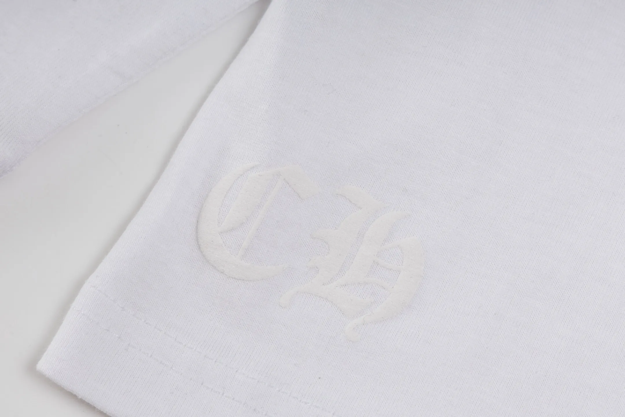 🅿️350 [Exclusive supply] CH Miami limited color cross long sleeves (white) The fabric is made of 26-woven 220-gram high-weight cotton fabric, which is thick and crisp and not easy to deform, with fine texture, breathable and skin-friendly. The design is derived from the CH Miami limited series. The colorful cross print interprets the brand's classic aesthetics, and is trendy and cool with a tension of faith. High-temperature ink printing process, rich color levels and delicate transitions, even large-area complex patterns are still bright and durable without cracking after washing. Size:S-M-L